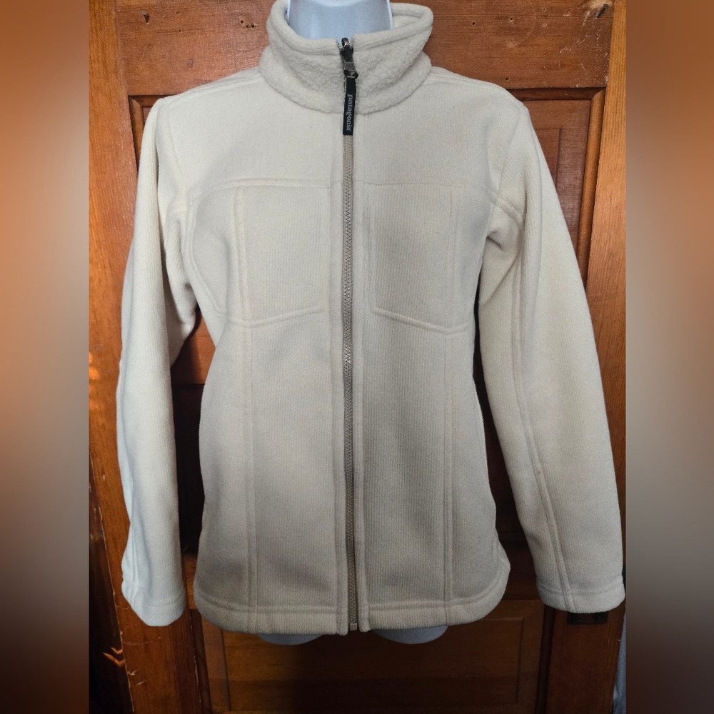 Patagonia Women's Synchilla full-zip fleece jacket in a cream or beige color. Sm